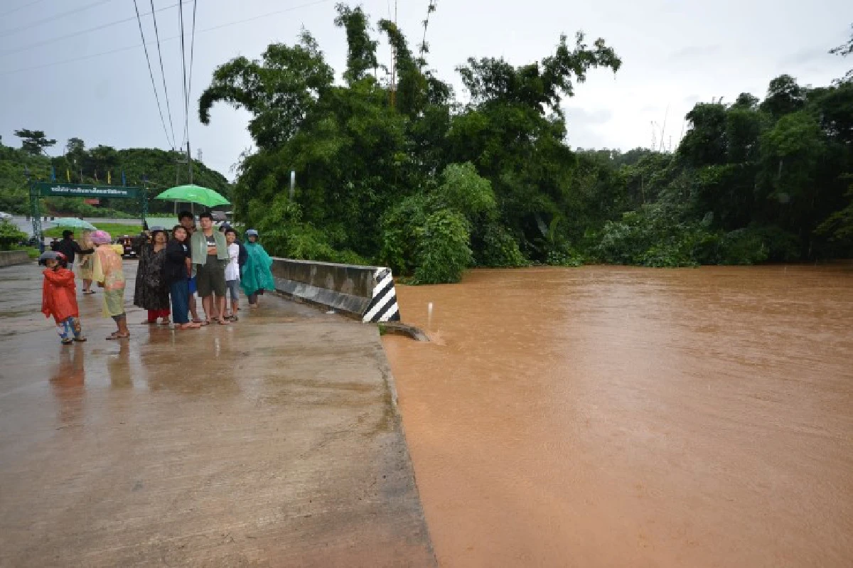 ฝนกระหน่ำแพร่น้ำป่าทะลักท่วมสูงหลายอำเภอ