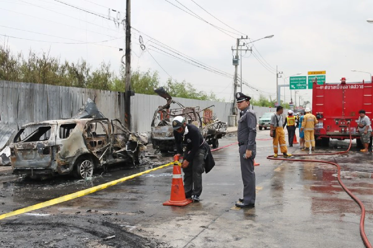 ระทึก!รถบรรทุกแก๊สพลิกคว่ำถังหล่นไถลพื้นเกิดระเบิดไหม้วอด (มีคลิป)