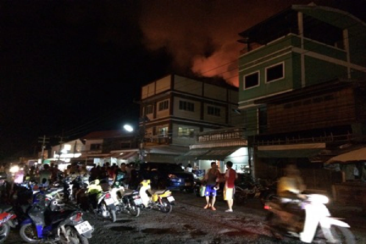 ไฟไหม้ตลาดเก่าแก่โนนดินแดงบุรีรัมย์ สูญ 10 ล้าน