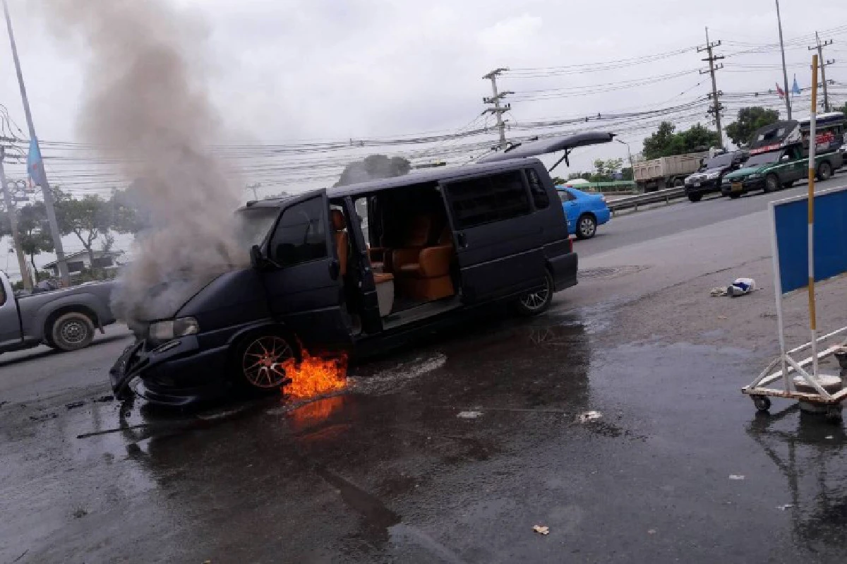 ไฟไหม้รถตู้ขณะวิ่งบนถนนรังสิต-นครนายก คนขับหนีทัน