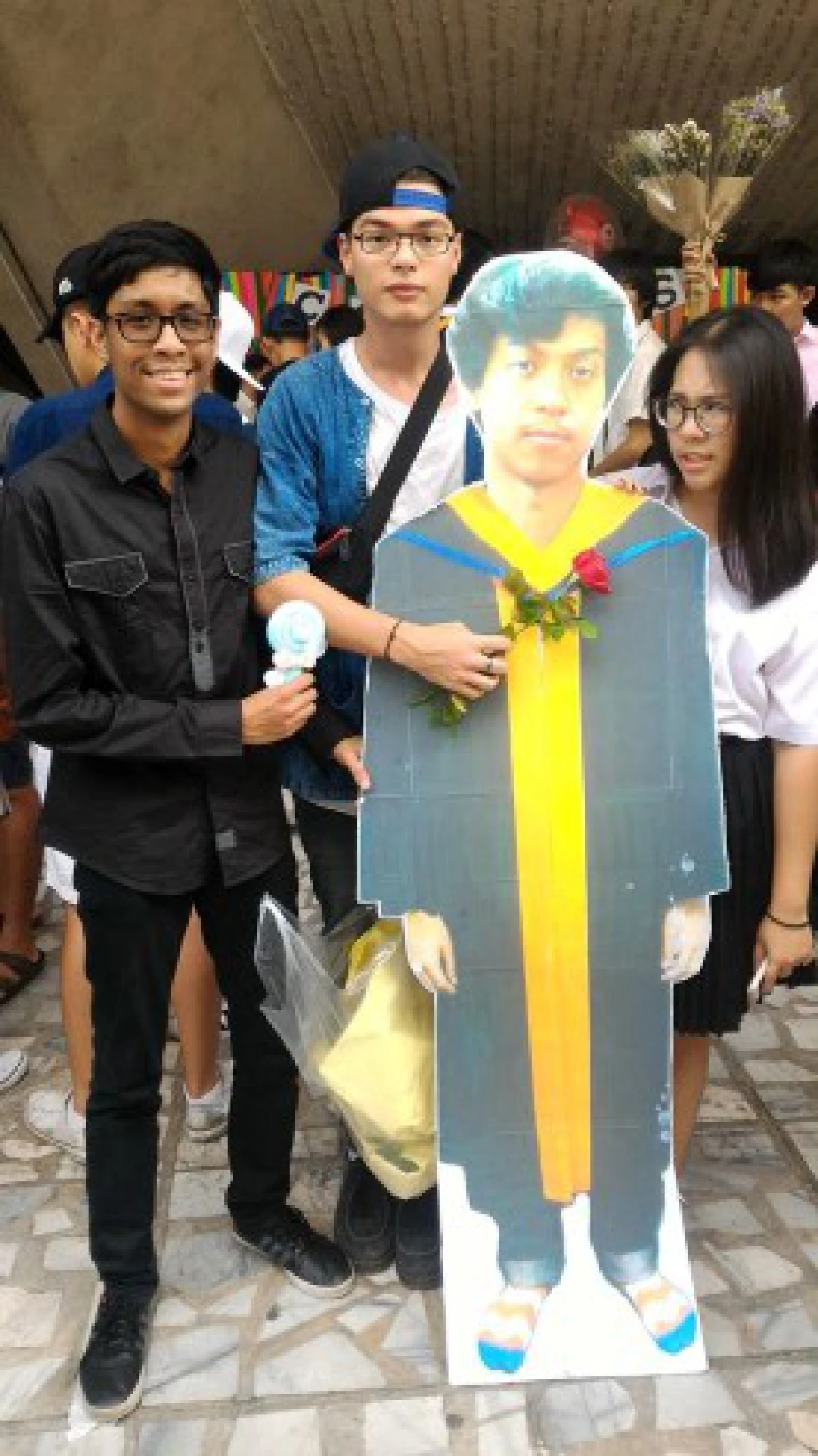 เจ๋งอ่ะ!บัณฑิตหนุ่มชวดงานรับปริญญาเพื่อนทำคัทเอาท์ให้ถ่ายรูปแก้ขัด