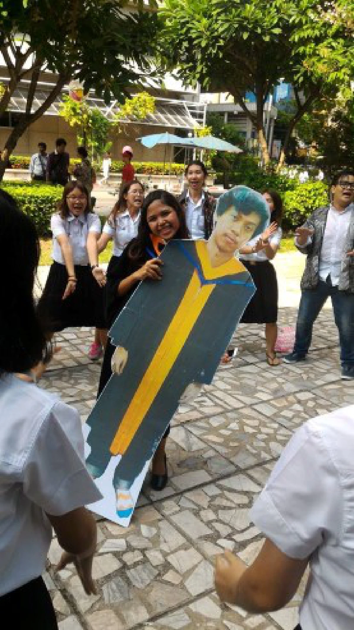 เจ๋งอ่ะ!บัณฑิตหนุ่มชวดงานรับปริญญาเพื่อนทำคัทเอาท์ให้ถ่ายรูปแก้ขัด