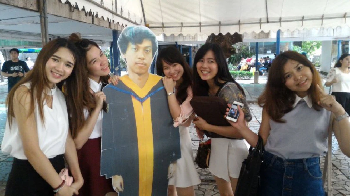 เจ๋งอ่ะ!บัณฑิตหนุ่มชวดงานรับปริญญาเพื่อนทำคัทเอาท์ให้ถ่ายรูปแก้ขัด