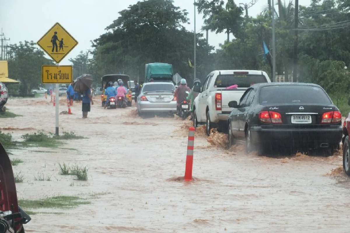 น้ำป่าไหลท่วมพิมายโคราชหลังฝนตกหนักต่อเนื่อง