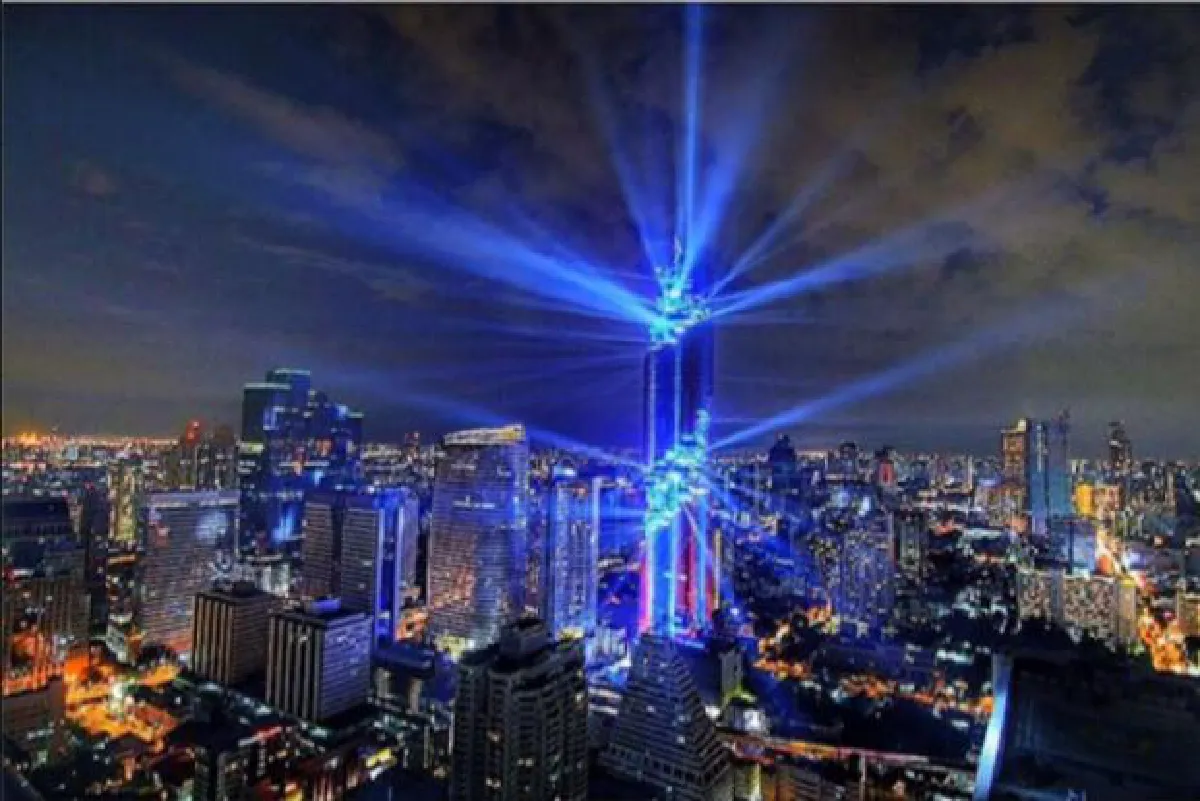 Lightshow at Bangkok's new tallest building (VideoUpdate)