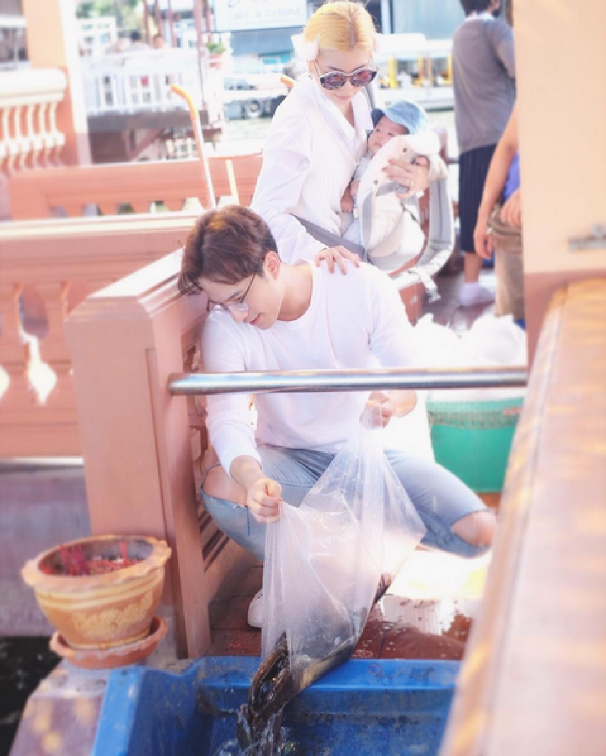 ครอบครัวสุขสันต์! บี้-กุ๊บกิ๊บ กระเตงลูกทำบุญไหว้พระ