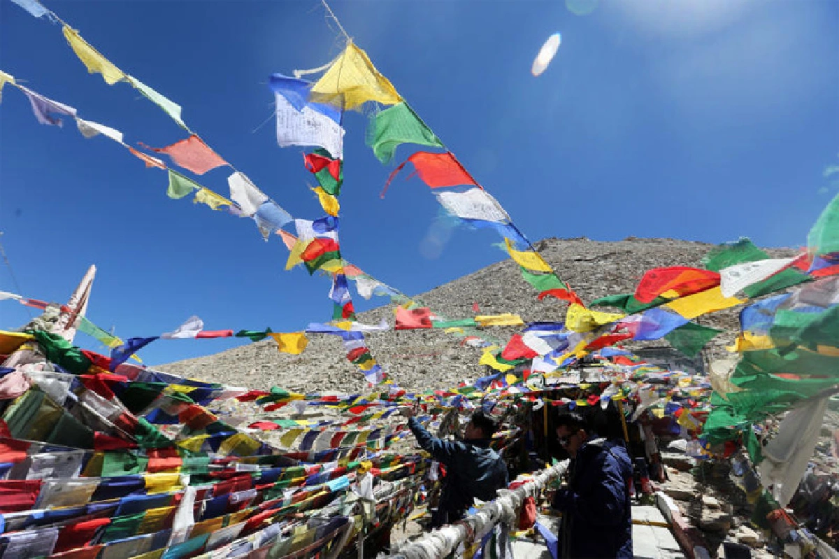 จงโบกสะบัดไปเถิด ธงมนตราเอ๋ย