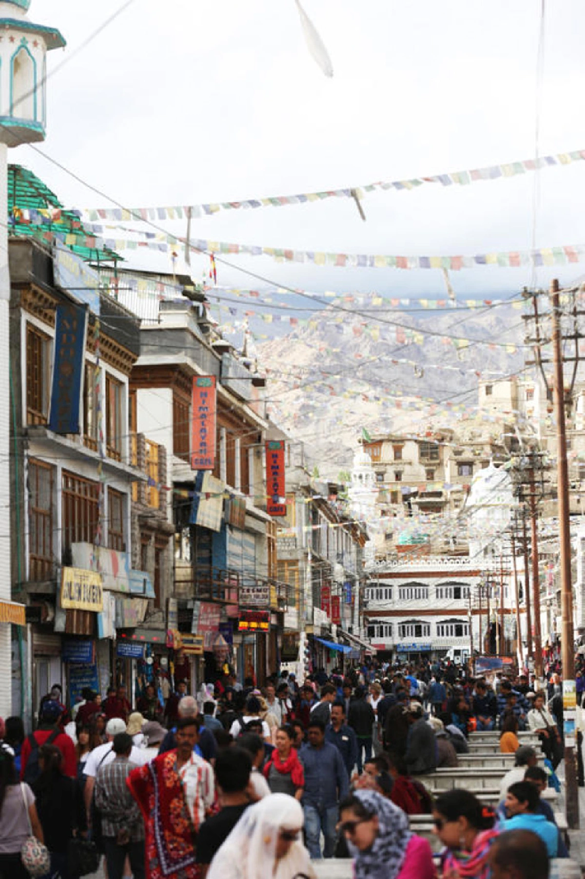 จงโบกสะบัดไปเถิด ธงมนตราเอ๋ย