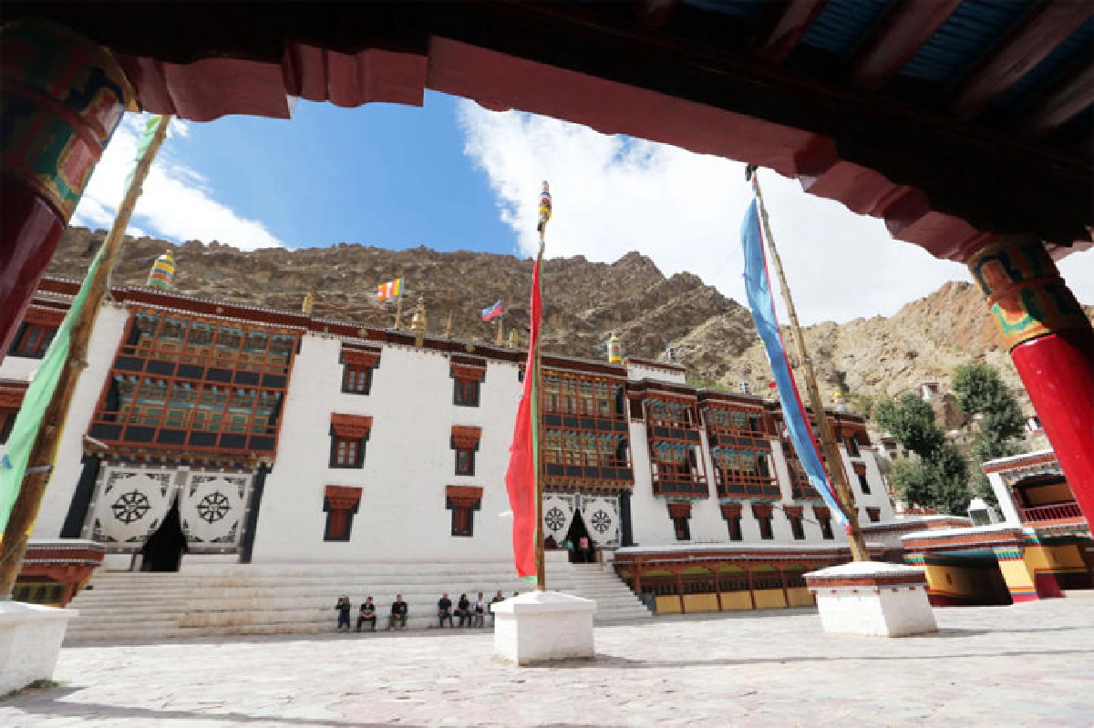 จงโบกสะบัดไปเถิด ธงมนตราเอ๋ย