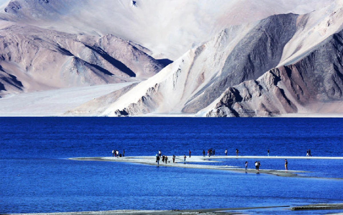 จงโบกสะบัดไปเถิด ธงมนตราเอ๋ย