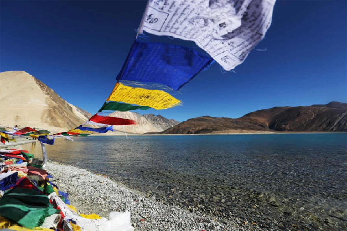 จงโบกสะบัดไปเถิด ธงมนตราเอ๋ย