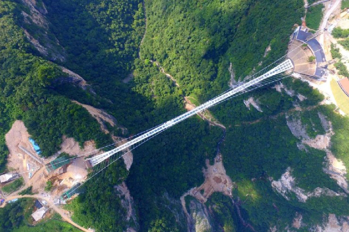 จีนสั่งปิดสะพานกระจกชั่วคราว เหตุนักท่องเที่ยวล้น!