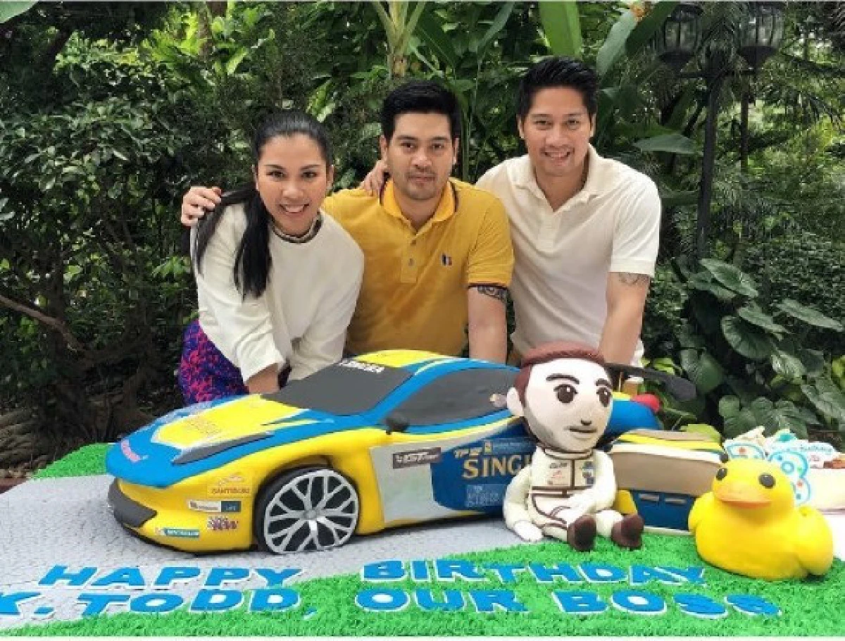 สุขล้น!"ต๊อด"เป่าเค้กรูปรถซิ่งฉลองวันเกิดปีที่ 37