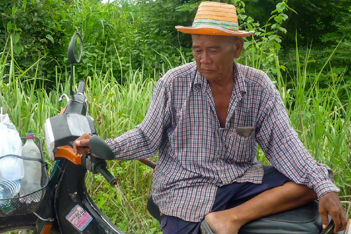 เปิดใจลุงวัย65ตระเวนซ่อมถนนพังเผย "แค่ยิ้มให้ก็รู้สึกดีแล้ว"