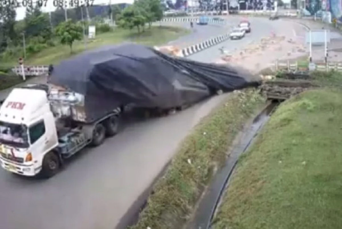 ชมคลิปรถเทรลเลอร์เข้าโค้งเทกระจาดสินค้าร่วงเกลื่อนถนน