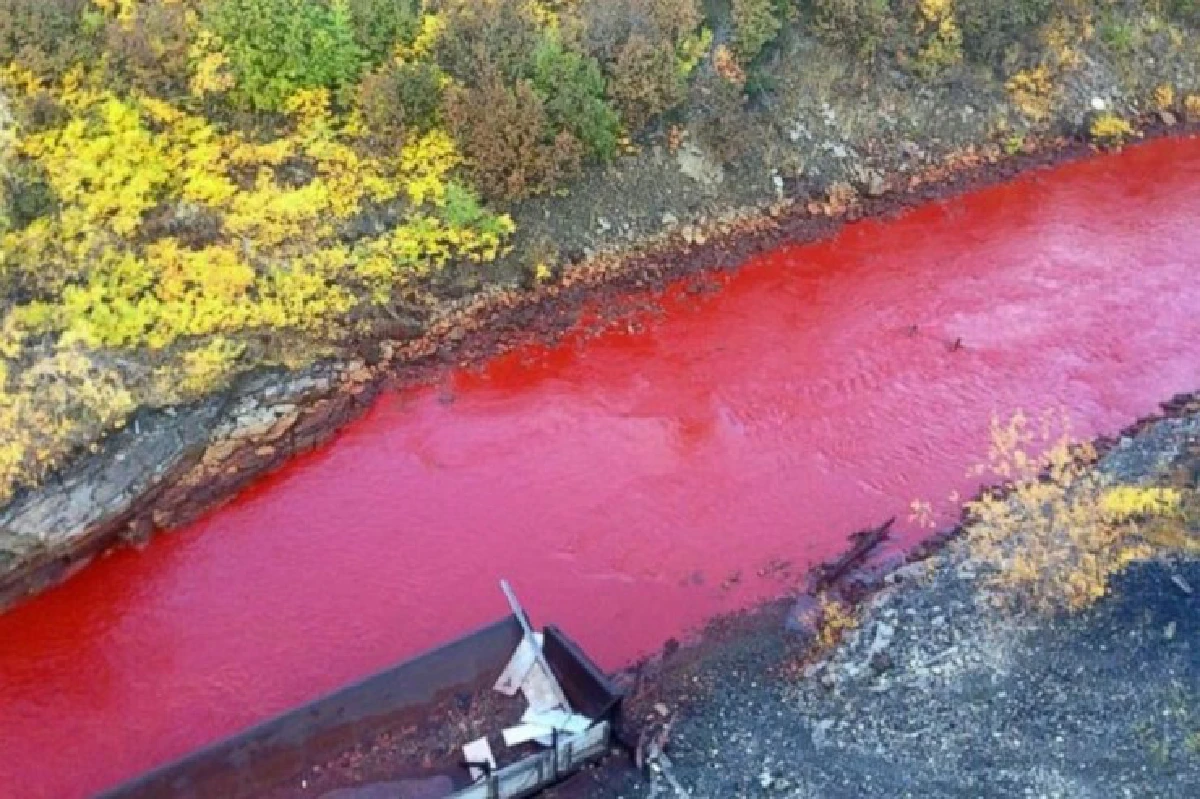 ชาวรัสเซียอึ้ง! แม่น้ำโนรีลส์กเปลี่ยนเป็นสีแดงเหมือนเลือด