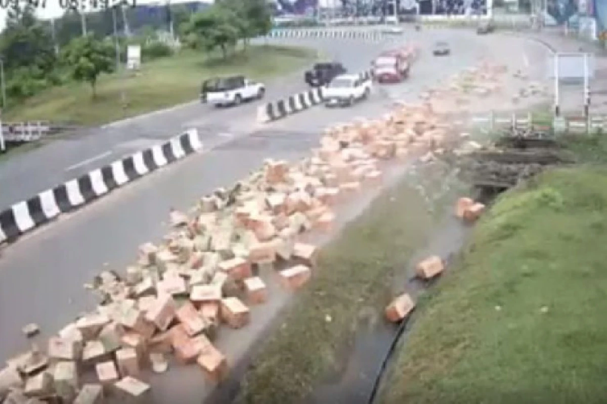 ชมคลิปรถเทรลเลอร์เข้าโค้งเทกระจาดสินค้าร่วงเกลื่อนถนน