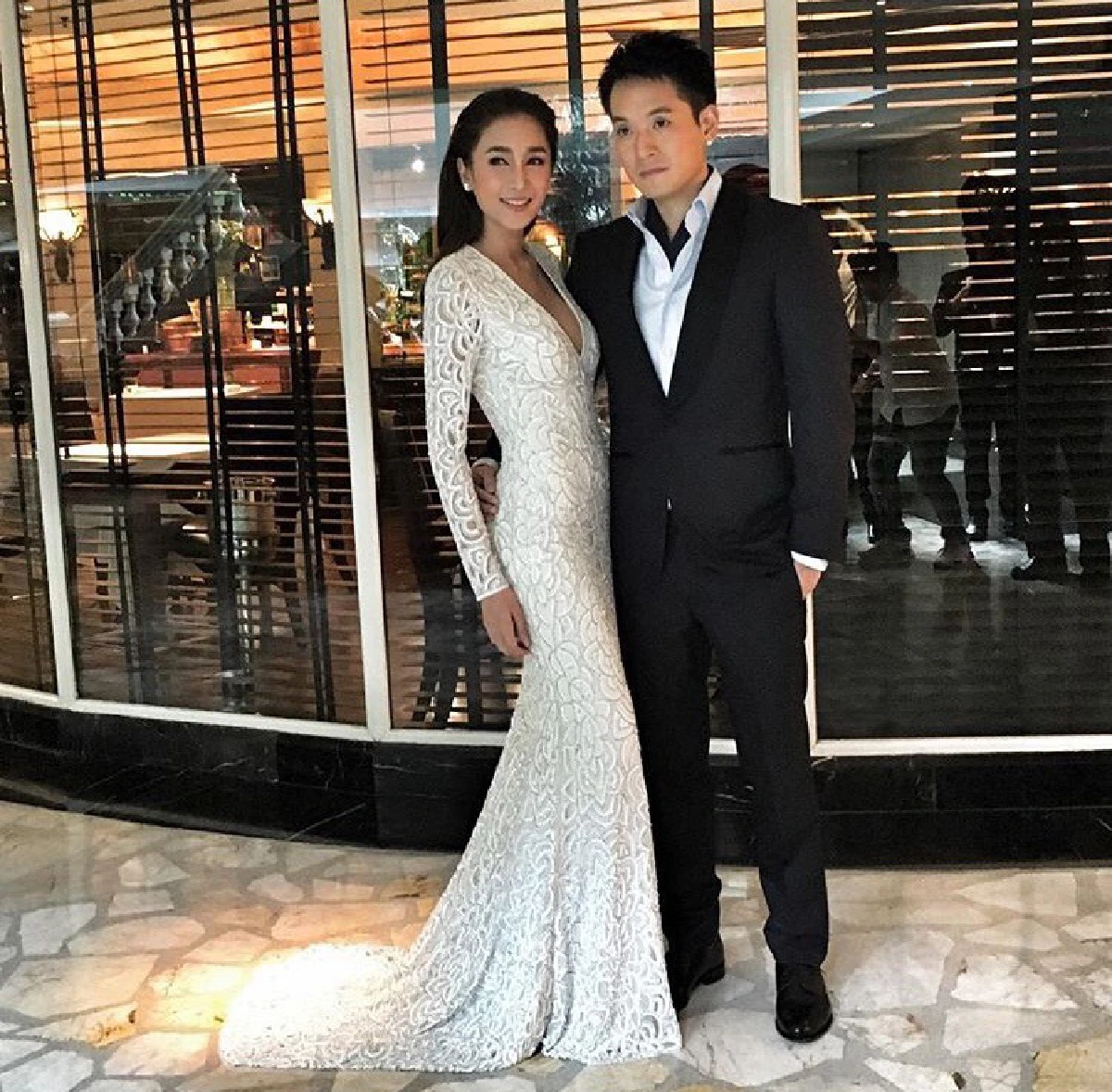 สวยออร่า! เนย โชติกา จูงมือ ไฮโซอาร์ม แถลงวิวาห์สุดชื่นมื่น