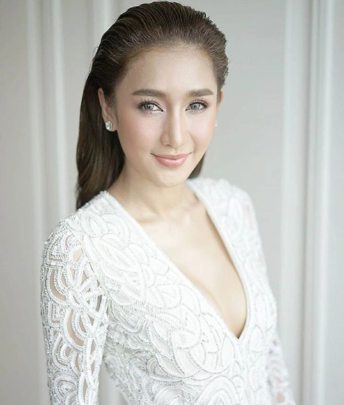 สวยออร่า! เนย โชติกา จูงมือ ไฮโซอาร์ม แถลงวิวาห์สุดชื่นมื่น