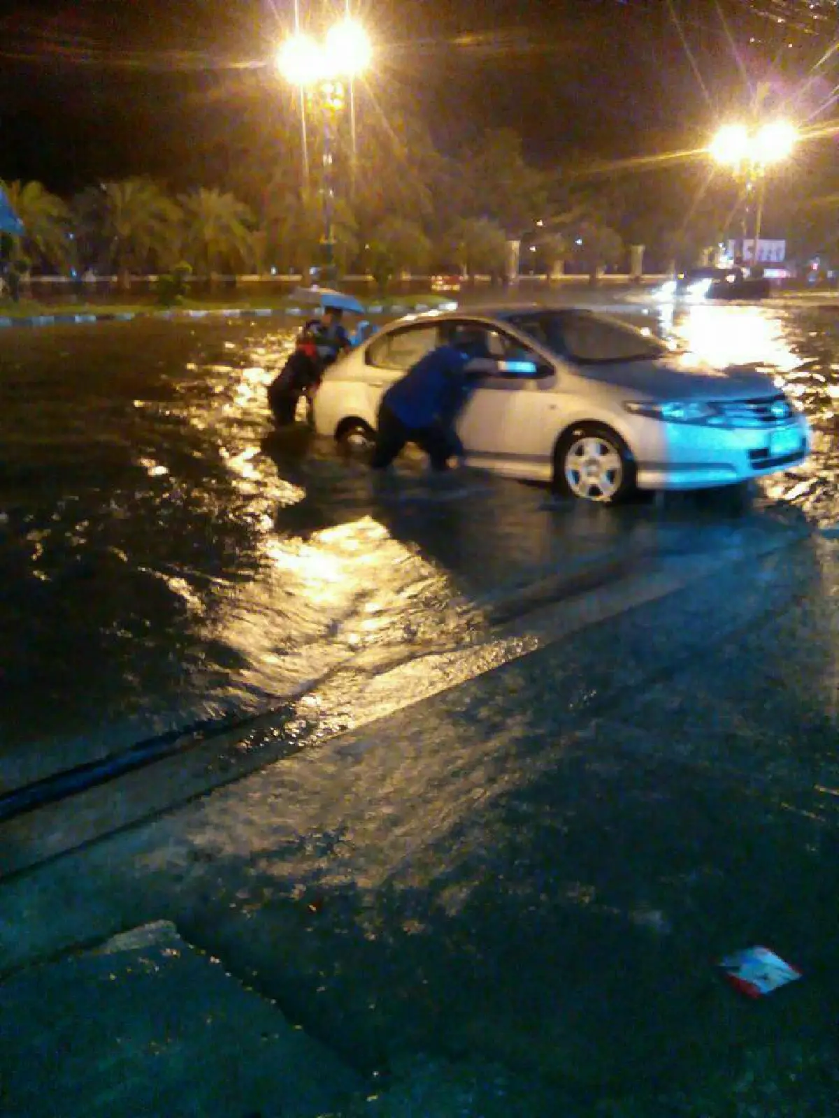 ฝนถล่มตัวเมืองชัยภูมิรถจมน้ำหลายคัน