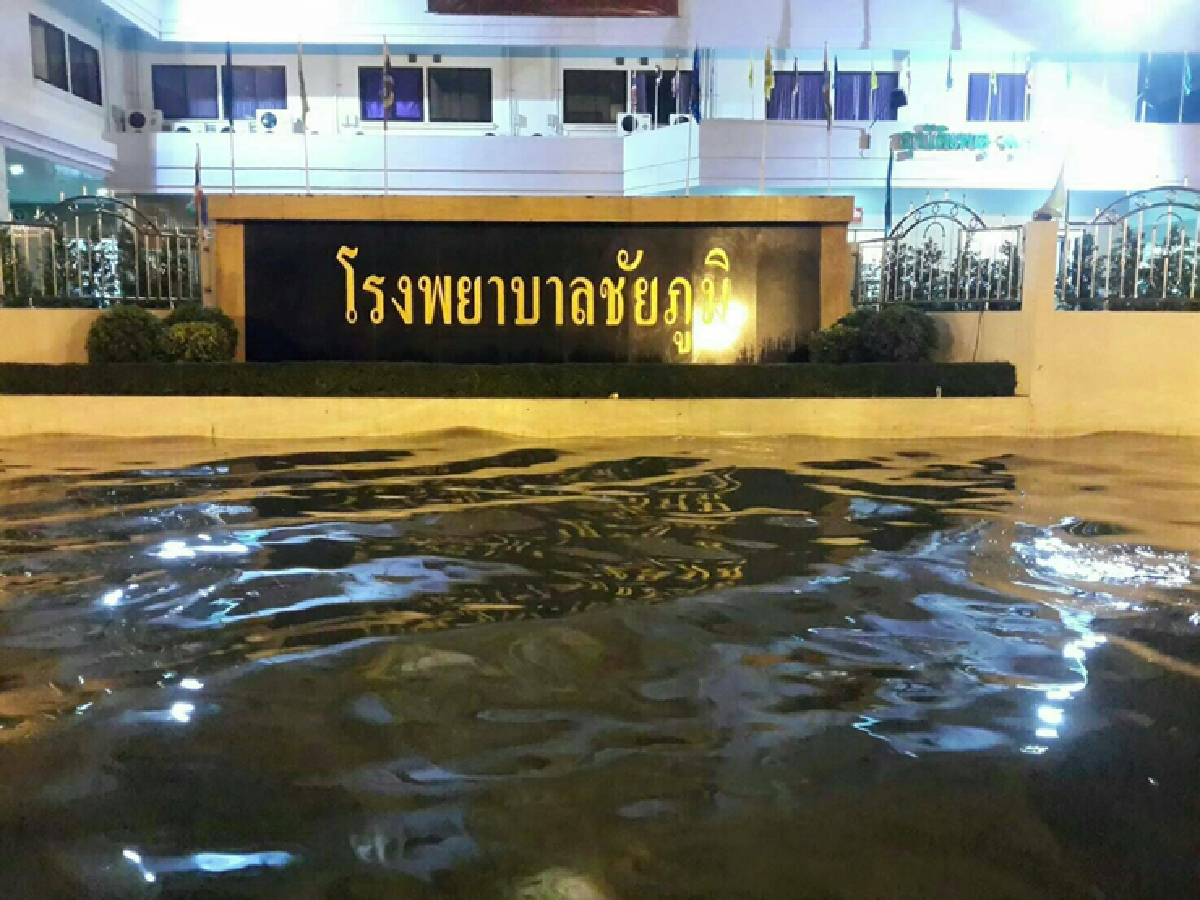 ฝนถล่มตัวเมืองชัยภูมิรถจมน้ำหลายคัน