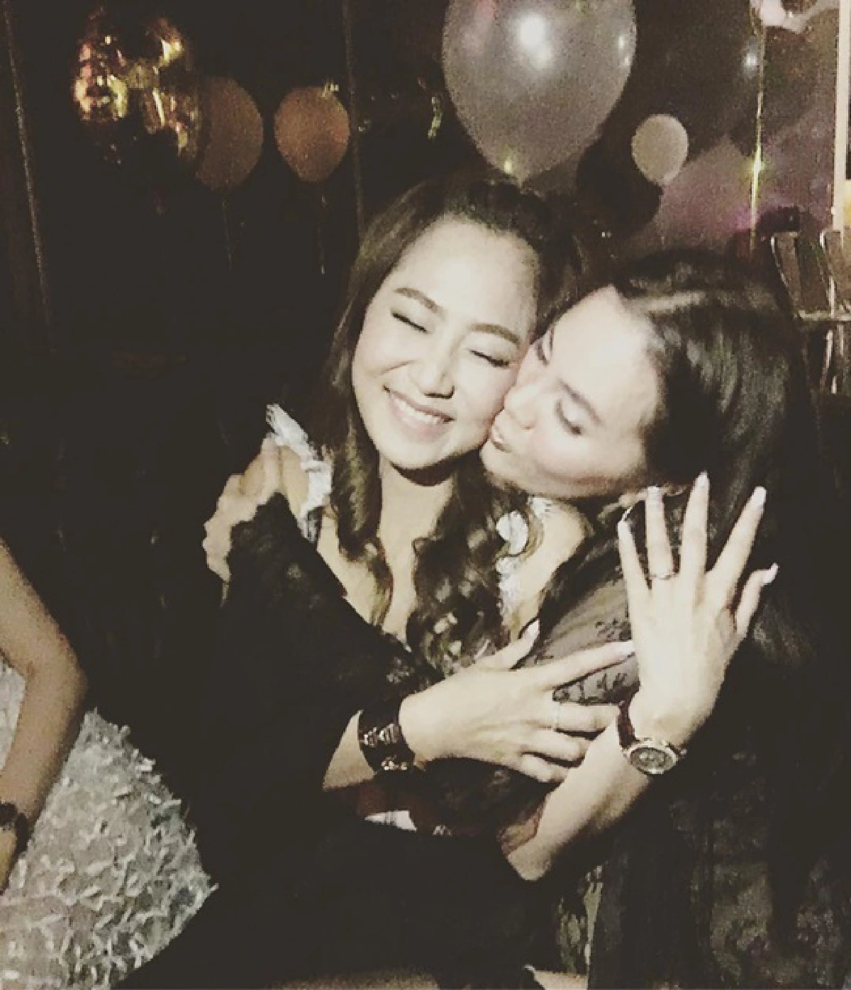 ลุ้นแต่งอีกคู่! นาวิน ต้าร์  โพสต์ภาพจับมือแฟนสาวสวมแหวนหมั้น