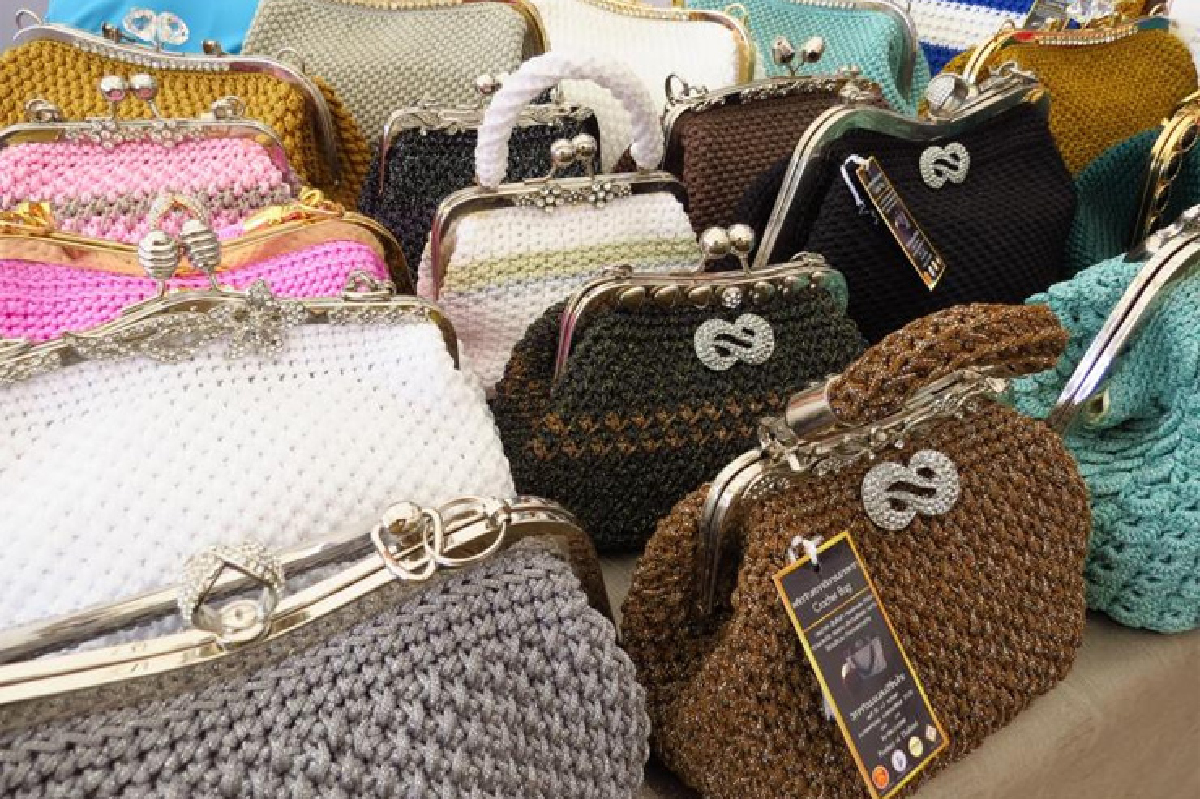 Crochet Bag กระเป๋าถักเชือกร่ม จากฝีมือชาวบ้านสู่ ‘ร้านภูฟ้า’ Crochet Bag กระเป๋าถักเชือกร่ม จากฝีมือชาวบ้านสู่ ‘ร้านภูฟ้า’