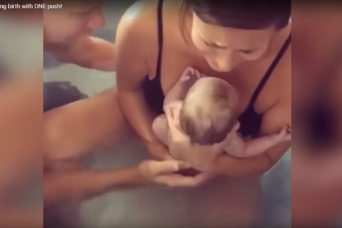 คนแห่ชมคลิปสุดประทับใจ คุณแม่โชว์โมเมนท์คลอดลูกในน้ำ คนแห่ชมคลิปสุดประทับใจ คุณแม่โชว์โมเมนท์คลอดลูกในน้ำ
