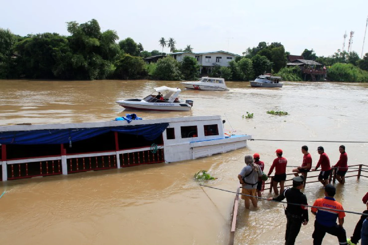ตำรวจคุมตัวคนขับเรือโดยสารล่มอยุธยา แจ้งข้อหาประมาท