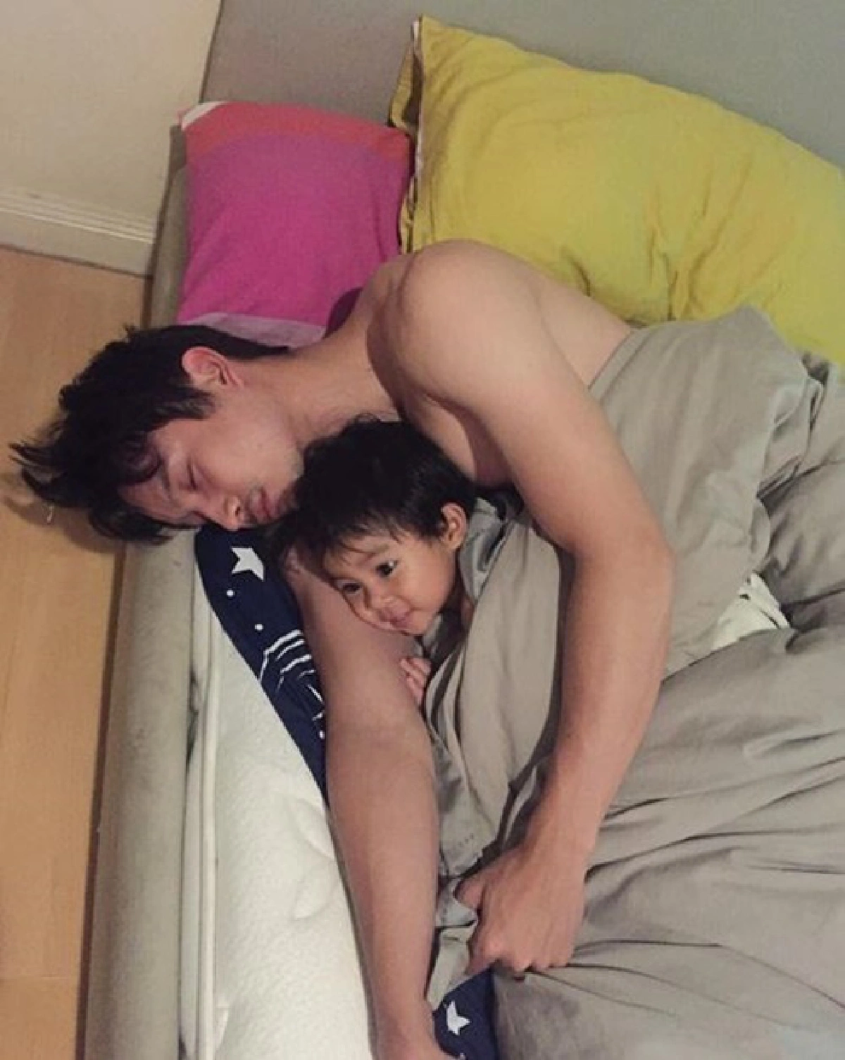 ตั้ม เดอะสตาร์ 10 โพสต์ภาพลูกๆในอ้อมแขน จะทำหน้าที่พ่อให้ดีที่สุด
