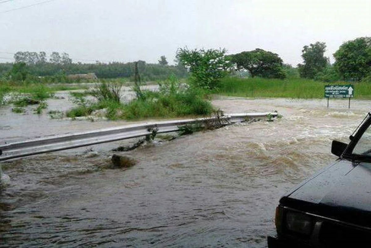 ชัยภูมิฝนตกหนักมวลน้ำทะลักท่วมสูงเตือนขับขี่ระวัง
