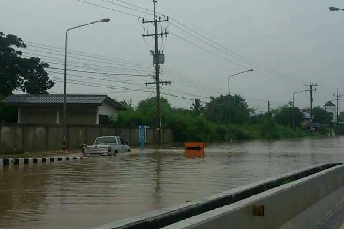 ชัยภูมิฝนตกหนักมวลน้ำทะลักท่วมสูงเตือนขับขี่ระวัง