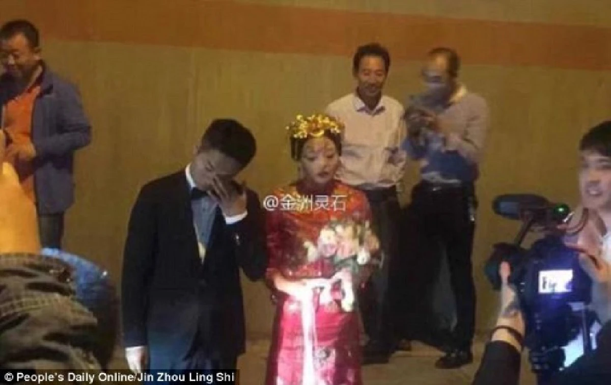 คู่บ่าวสาวจีนแต่งงานในอุโมงค์ หลังรถติดอย่างหนัก กลัวเลยฤกษ์