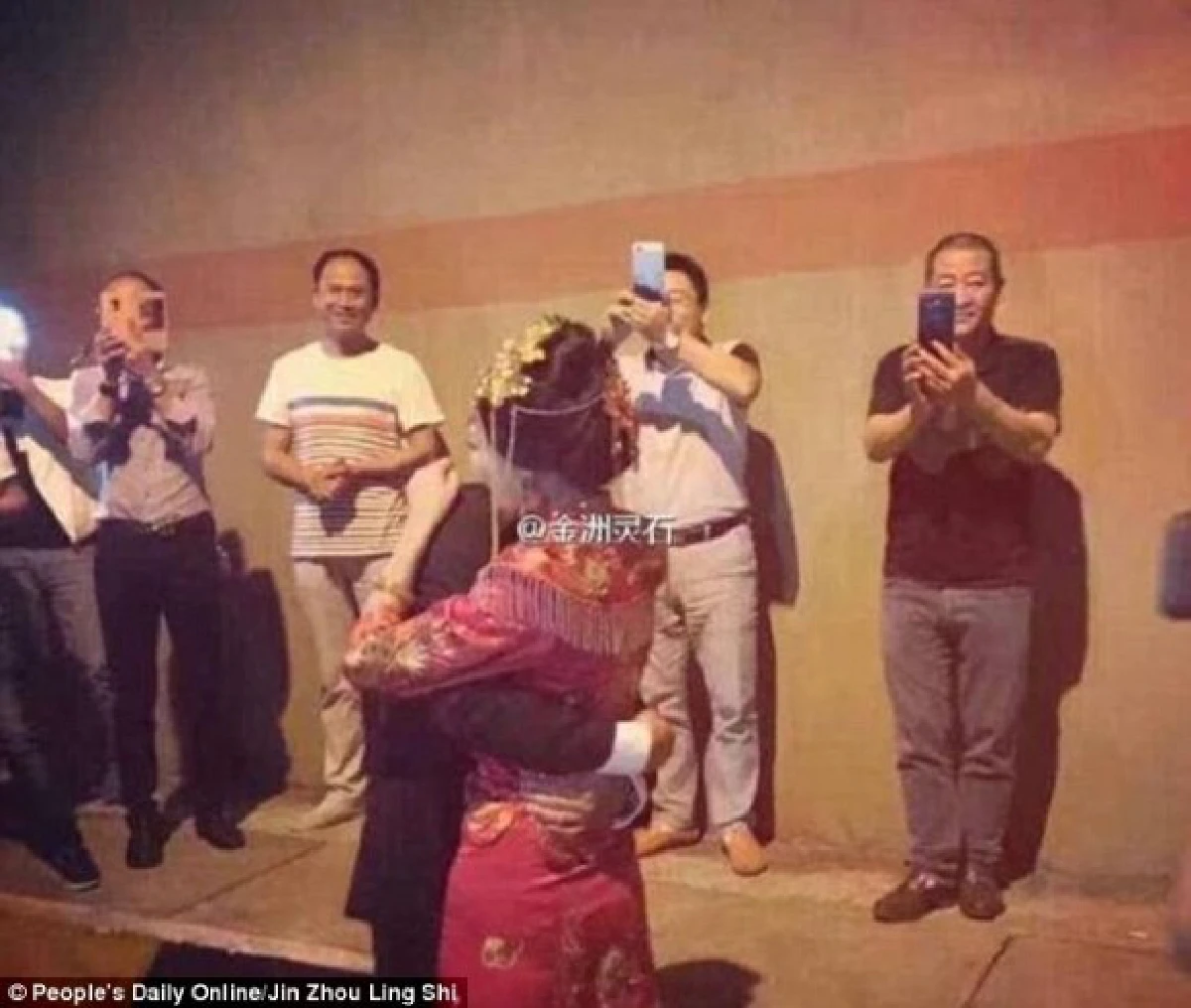 คู่บ่าวสาวจีนแต่งงานในอุโมงค์ หลังรถติดอย่างหนัก กลัวเลยฤกษ์