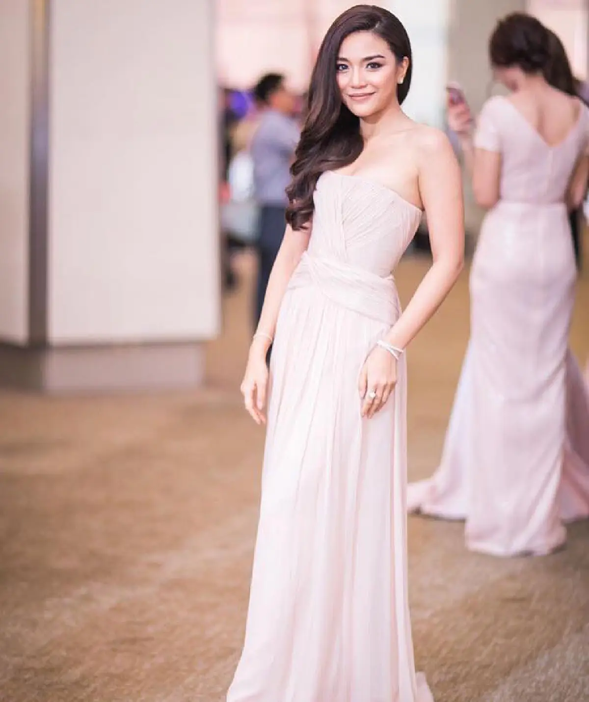 สวยเริ่ดอลังการ! รวมภาพซุปตาร์แต่งหรู ร่วมงานพรมแดง POEM