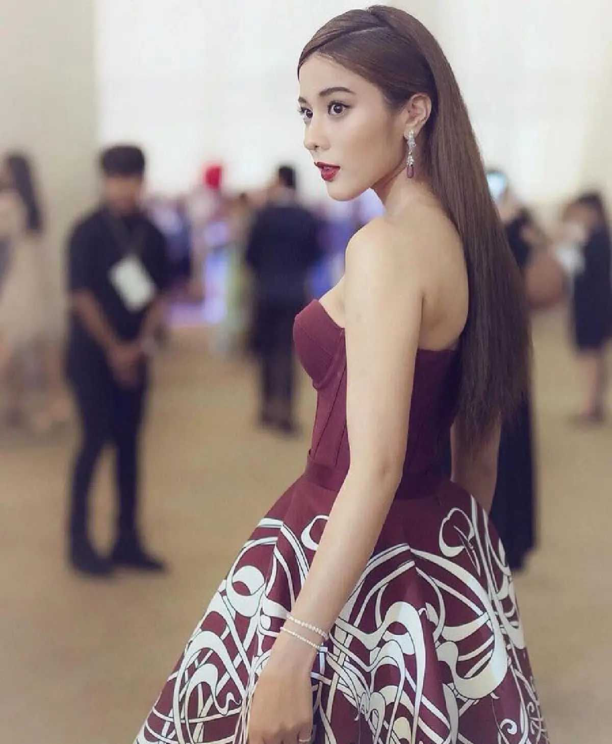 สวยเริ่ดอลังการ! รวมภาพซุปตาร์แต่งหรู ร่วมงานพรมแดง POEM