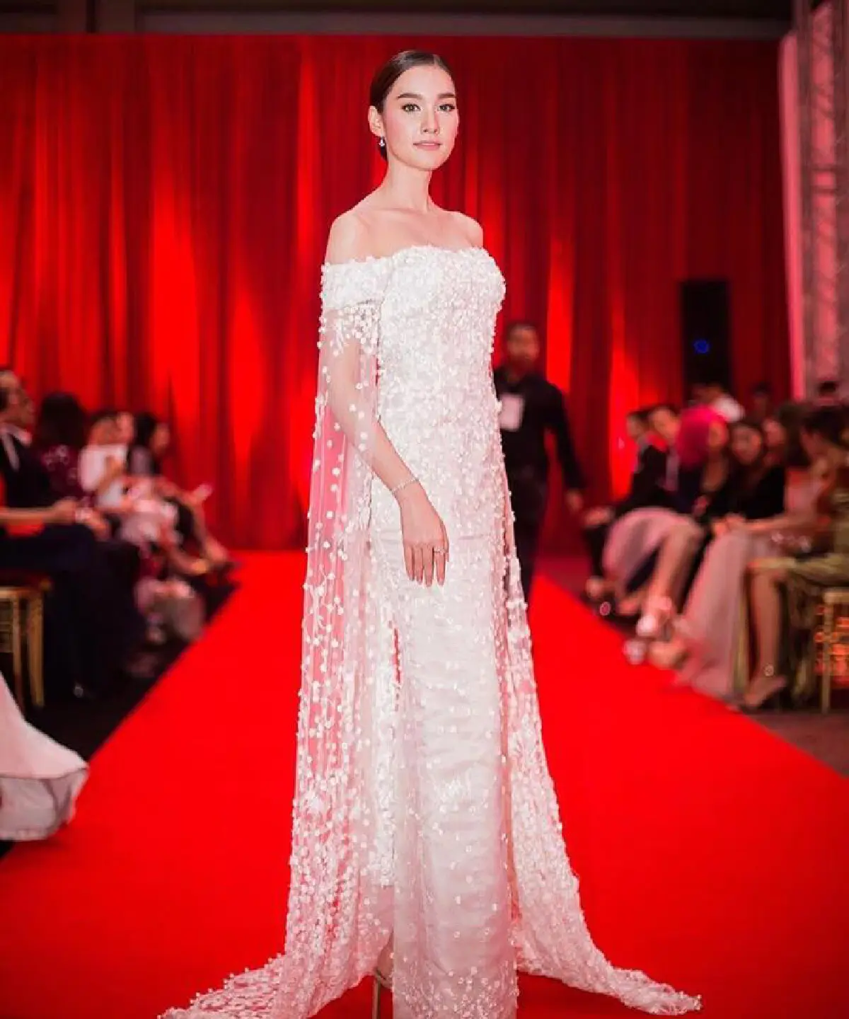 สวยเริ่ดอลังการ! รวมภาพซุปตาร์แต่งหรู ร่วมงานพรมแดง POEM