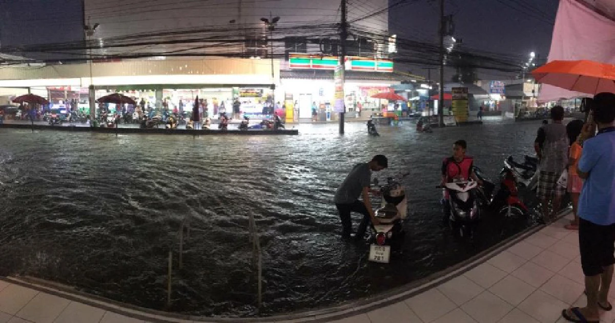ฝนตกหนัก2ชม.ทำตลาดเซฟวันโคราชจมน้ำสูง50ซ.ม.