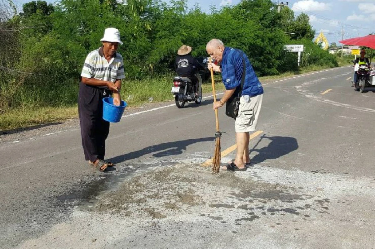 "ดีใจที่ได้ช่วยเหลือคน" เปิดใจฝรั่งจิตอาสาซ่อมถนนที่บุรีรัมย์