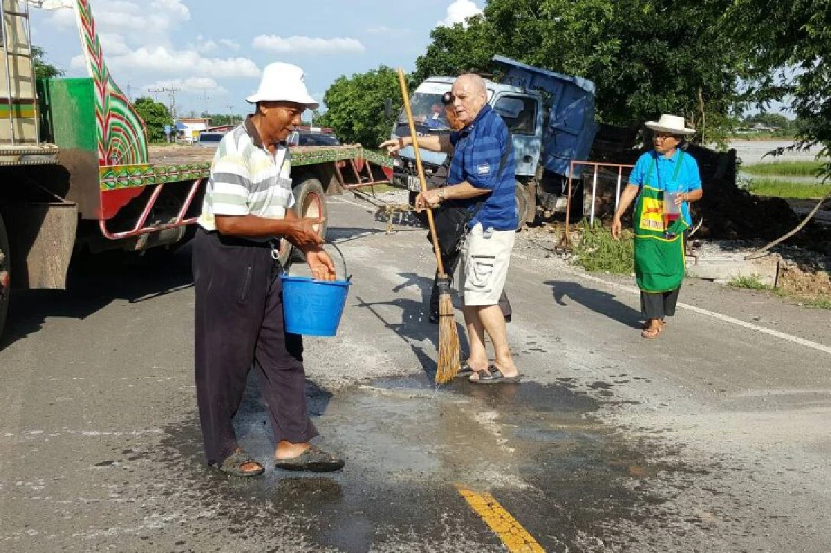 "ดีใจที่ได้ช่วยเหลือคน" เปิดใจฝรั่งจิตอาสาซ่อมถนนที่บุรีรัมย์