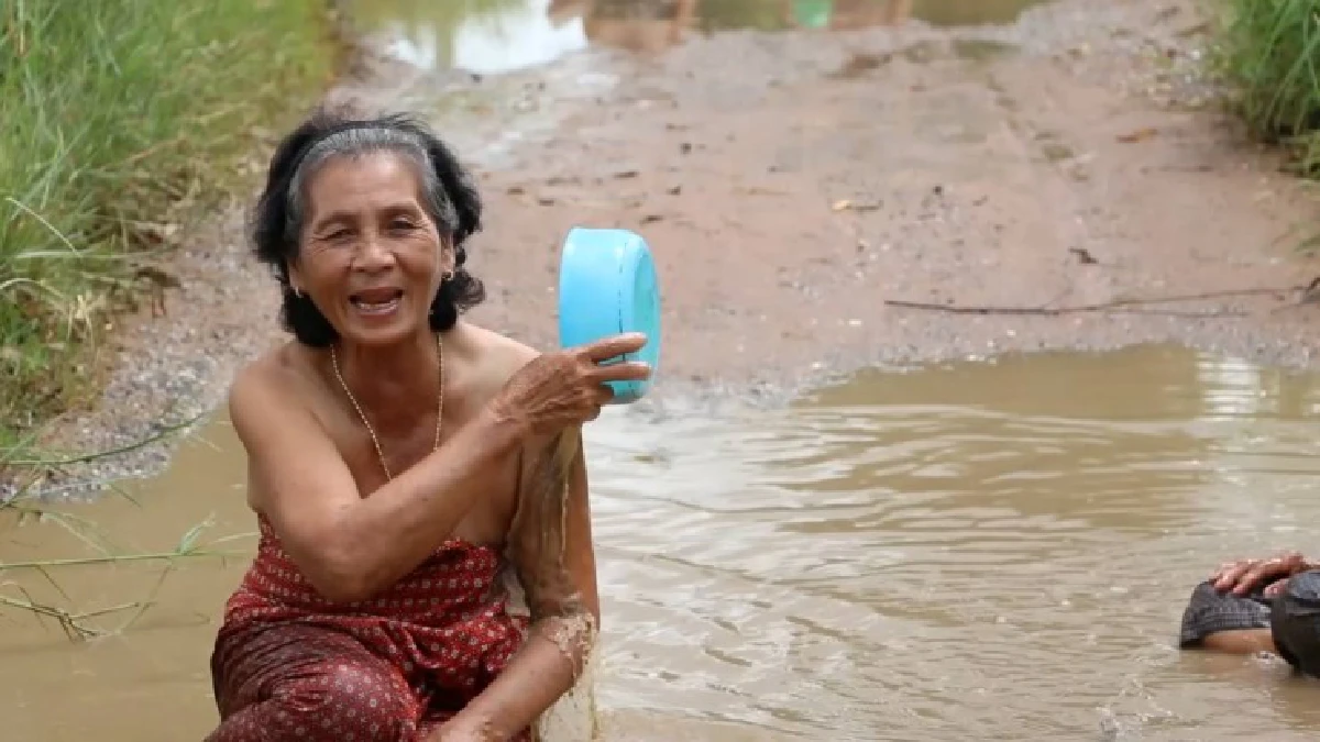 ก๊วนคุณยายเมืองหมอแคนนุ่งผ้าถุงอาบน้ำประชดถนนพัง