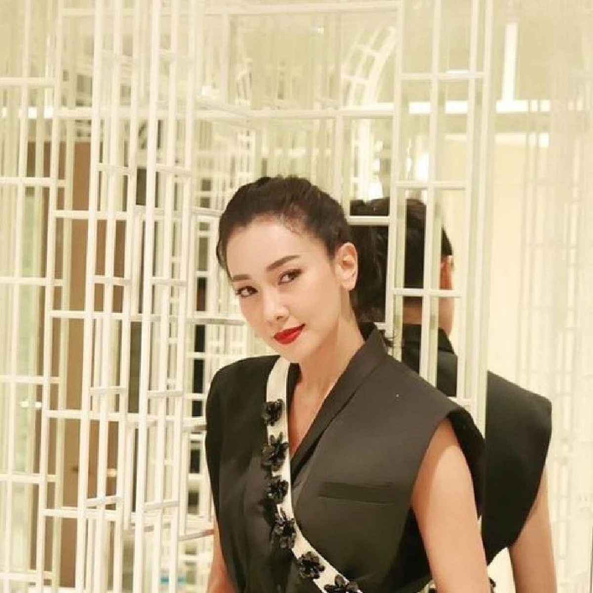 36 ยังสวย "นุ่น วรนุช" ยิ้มร่า เพื่อนหอบของขวัญกล่องใหญ่เซอร์ไพรส์
