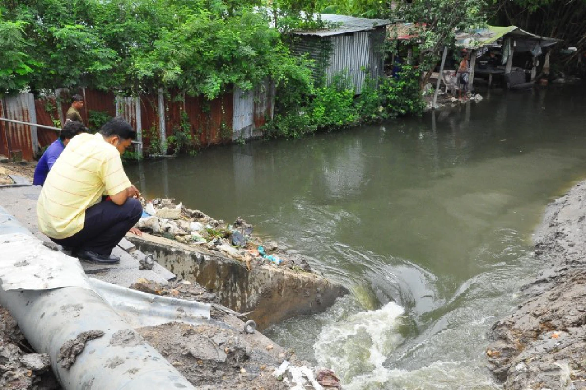 ปทุมฯเร่งสูบน้ำจากคลองรับมือฝน โวยกทม.ไม่เปิดประตูระบายน้ำ