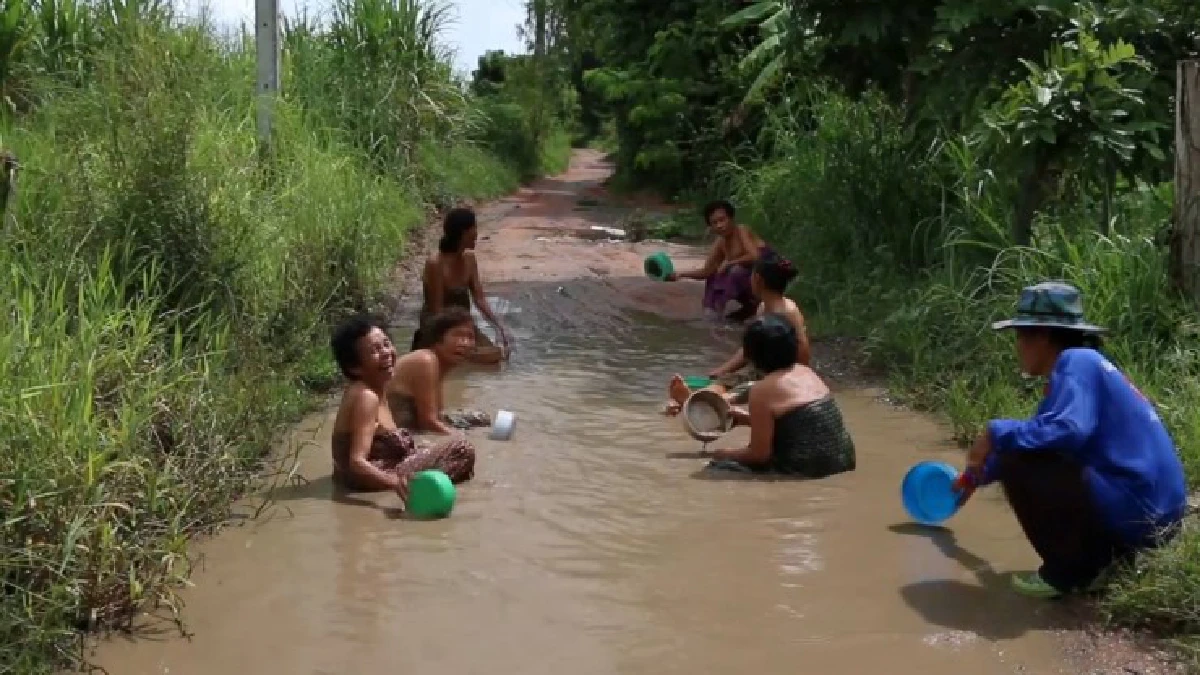 ก๊วนคุณยายเมืองหมอแคนนุ่งผ้าถุงอาบน้ำประชดถนนพัง