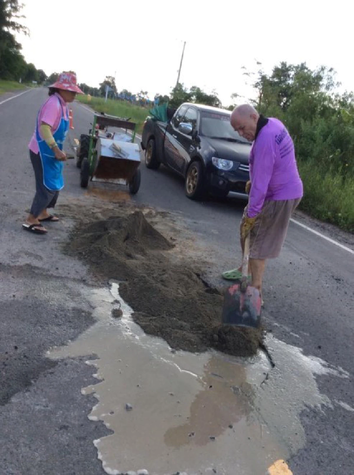 ฝรั่งเมืองบุรีรัมย์ ควักเงินลงทุนซ่อมถนนเอง หลังเกิดอุบัติเหตุบ่อย