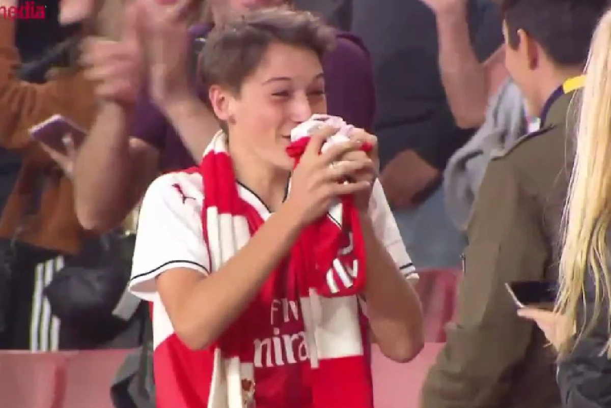 หล่อสุดๆ! "โอซิล" ถอดเสื้อมอบให้แฟนบอลรุ่นจิ๋วข้างสนาม