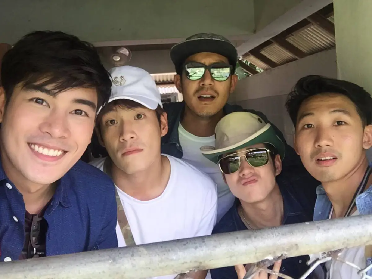 หล่อทั้งลำ! เวียร์ มาริโอ้ เคน อาเล็ก ลงเรือเที่ยวเขื่อนรัชชประภา