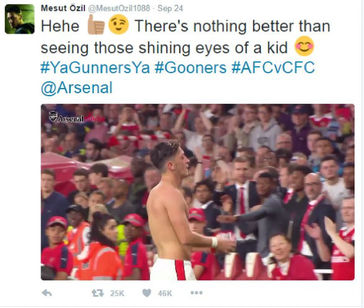 หล่อสุดๆ! "โอซิล" ถอดเสื้อมอบให้แฟนบอลรุ่นจิ๋วข้างสนาม