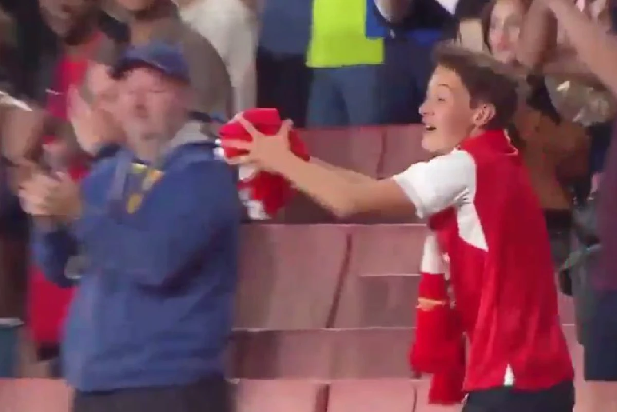 หล่อสุดๆ! "โอซิล" ถอดเสื้อมอบให้แฟนบอลรุ่นจิ๋วข้างสนาม