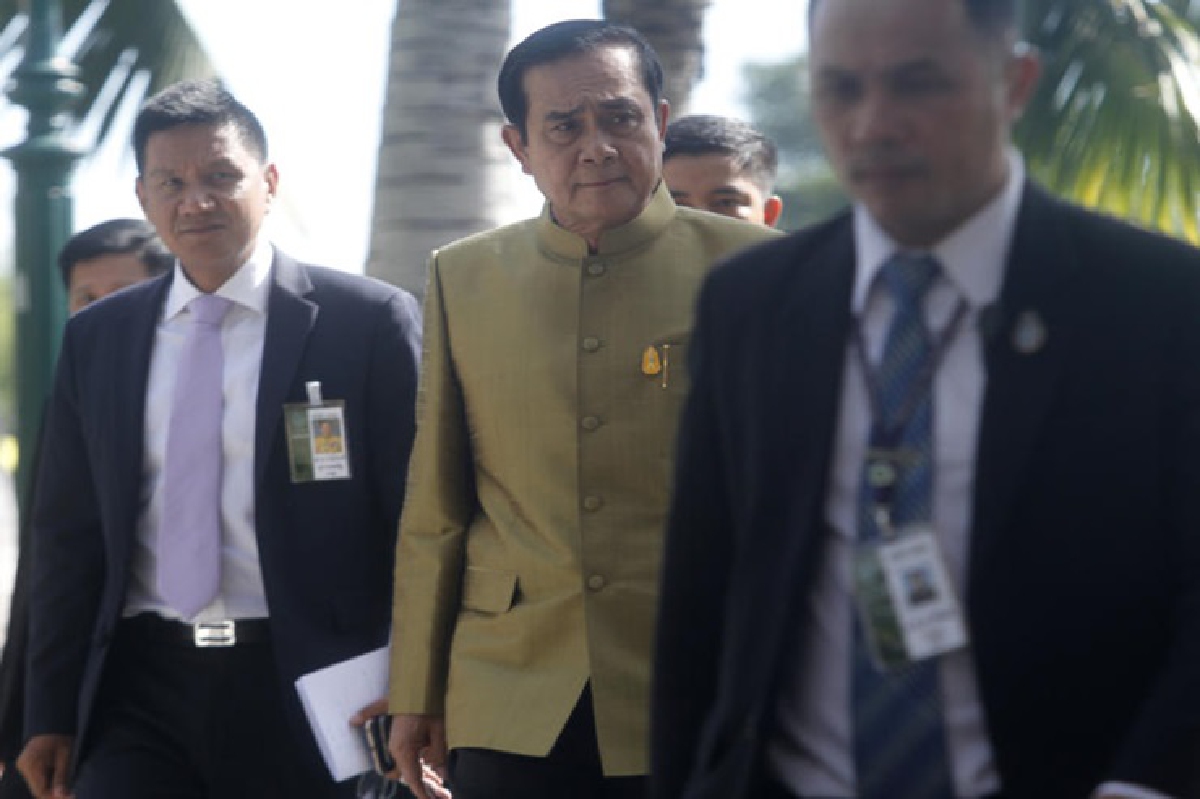 นายกฯค้อน สื่อ ก่อนขึ้นถก ครม. นายกฯค้อน สื่อ ก่อนขึ้นถก ครม.